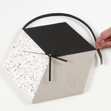 Klocka av bricka och läderpapper DIY Inspiration