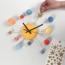 Klocka dekorerad med Silk Clay planeter och stjärnstickers på bonzaitråd Gjutning Modellering Inspiration