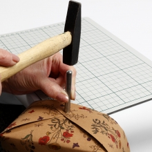 Korg av läderpapper, ihopsatt med nitar DIY Inspiration