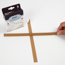 Korg flätad av stjärnstrimlor av läderpapper