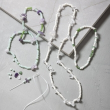 gröna kristallpärlor i aventurin.