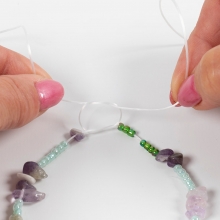 gröna kristallpärlor i aventurin.