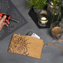 Clutch/kuvertväska av läderpapper med mönster brännpenna Inspiration Textil Sömnad Broderi