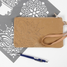 Clutch/kuvertväska av läderpapper med mönster brännpenna Inspiration Textil Sömnad Broderi