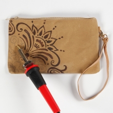 Clutch/kuvertväska av läderpapper med mönster brännpenna Inspiration Textil Sömnad Broderi