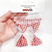 Verklighetstrogna miniatyr gardiner med rödrutigt tyg.