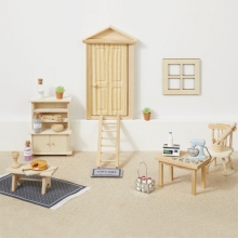 Sukkulent i miniatyrformat med en fin brun kruka.