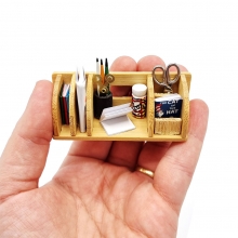 Miniatyr hylla med skrivbordstillbehör