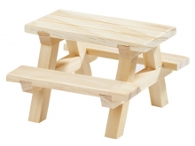 Miniatyr bänkbord. Träbänk sammanbyggt med träbord.