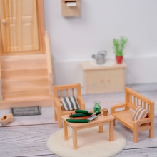 Mycket gullig liten kökssoffa i miniatyr tillverkad av obehandlat trä.