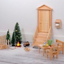 Mycket gullig liten kökssoffa i miniatyr tillverkad av obehandlat trä.