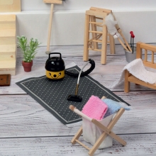 Fantastiskt detaljrik vävd miniatyr matta med grå färg och modern design.