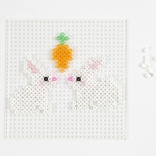 Påskharar av rörpärlor med pompomsvansar Inspiration Pyssel För Barn