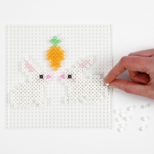 Påskharar av rörpärlor med pompomsvansar Inspiration Pyssel För Barn