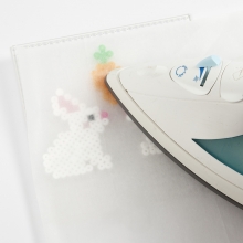 Påskharar av rörpärlor med pompomsvansar Inspiration Pyssel För Barn