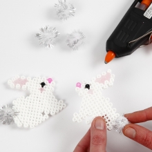 Påskharar av rörpärlor med pompomsvansar Inspiration Pyssel För Barn