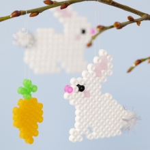 Påskharar av rörpärlor med pompomsvansar Inspiration Pyssel För Barn