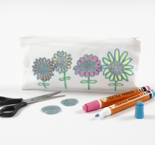 Pennfodral och börser dekorerade med glittrigt stryktyg textiltusch Inspiration Textil Sömnad Broderi