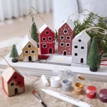 attenbaserad akrylfärg i små burkar med silkeslen matt finish