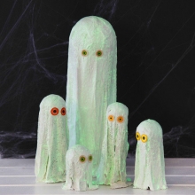 Spöken av gips med självlysande färg Halloweenpyssel Höstpyssel
