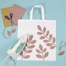 Textilkasse dekorerad med blad av stryktyg DIY Inspiration