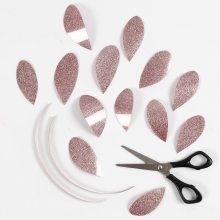 Textilkasse dekorerad med blad av stryktyg DIY Inspiration