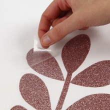 Textilkasse dekorerad med blad av stryktyg DIY Inspiration