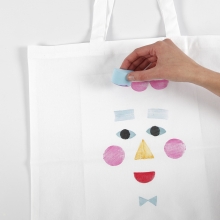 Textilkasse med ansikte av stämpeltryck DIY Inspiration