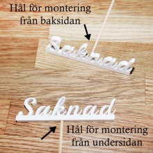 Saknad - Skylt på Pinne - Gravsmyckning, gravdekoration, begravning