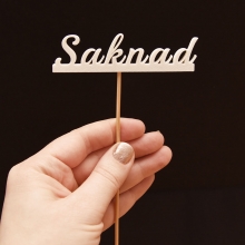 Saknad - Skylt på Pinne - Gravsmyckning, gravdekoration, begravning