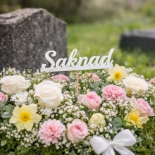 Saknad - Skylt på Pinne - Gravsmyckning, gravdekoration, begravningsblomma