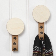 Träknoppar med hängare av läderpapper DIY Inspiration