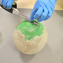 Stora ägg av runda ballong-skal i betong Påskpyssel Inspiration