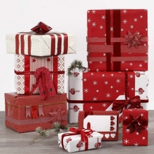 Paketinslagning och dekorationer i rött och vitt