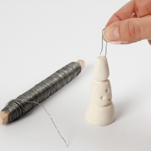 Julgran av vit lera i glasklocka Jul Pyssel Inspiration