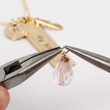 Personligt smycke med mässingtags Inspiration Smyckestillverkning