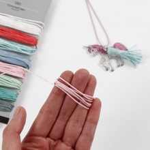 Halsband med enhörning gjord av krympplast Inspiration Smyckestillverkning