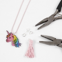 Halsband med enhörning gjord av krympplast Inspiration Smyckestillverkning