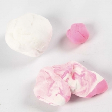 Blomsterkrans av Silk Clay och Creamy Gjutning Modellering Inspiration