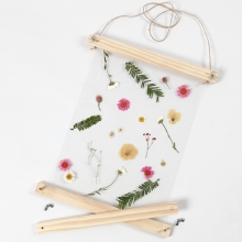 Dekoration med laminerade, torkade blommor i posterlister DIY Inspiration