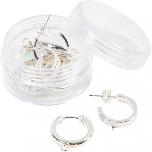 Försilvrade creoler med liten ögla för hänge, uppställda i par.