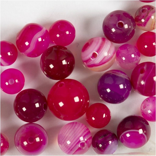 Närbild på rosa agatpärlor med randiga mönster.