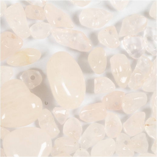 Närbild på rosa kristallpärlor i rosenkvarts.