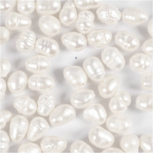 Närbild på sötvattenspärlor i pärlemor, 4–6 mm.
