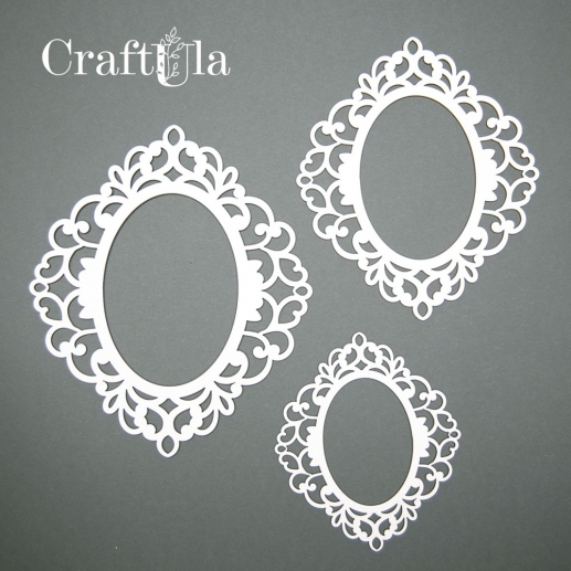 Tre detaljerade chipboardramar i beige naturton i olika storlekar med laserskurna ornament.
