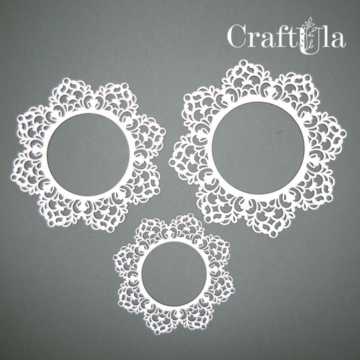 Tre detaljerade chipboardramar i beige naturton i tre olika storlekar.