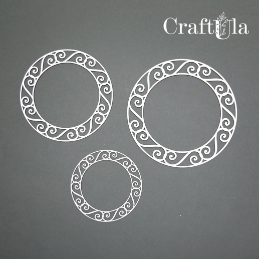Tre detaljerade chipboardramar i beige naturton i tre storlekar med laserskurna ornament.