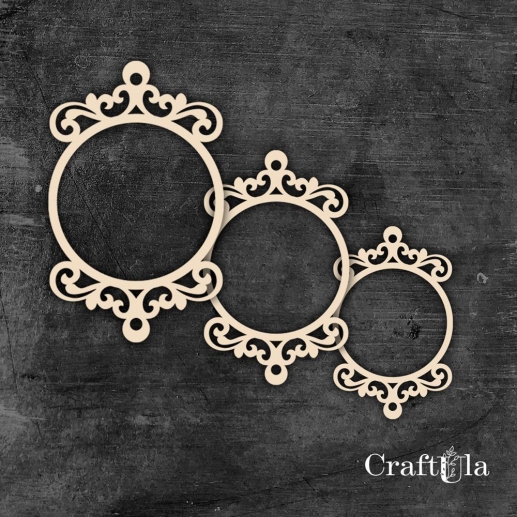 Tre detaljerade chipboardramar i beige naturton i olika storlekar med laserskurna ornament.