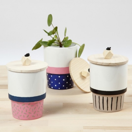 Muggar dekorerad med porslinsfärg och lock med träpärlor