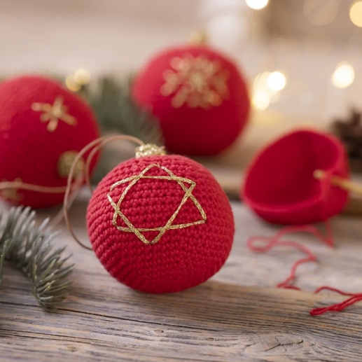 DIY Kit - Virka Röda Julkulor med Broderi